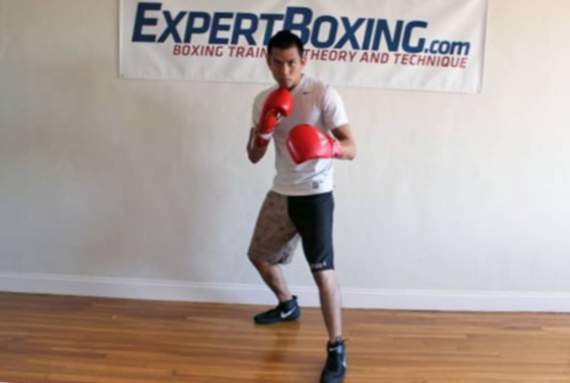 El boxeur ensenya la postura adequada