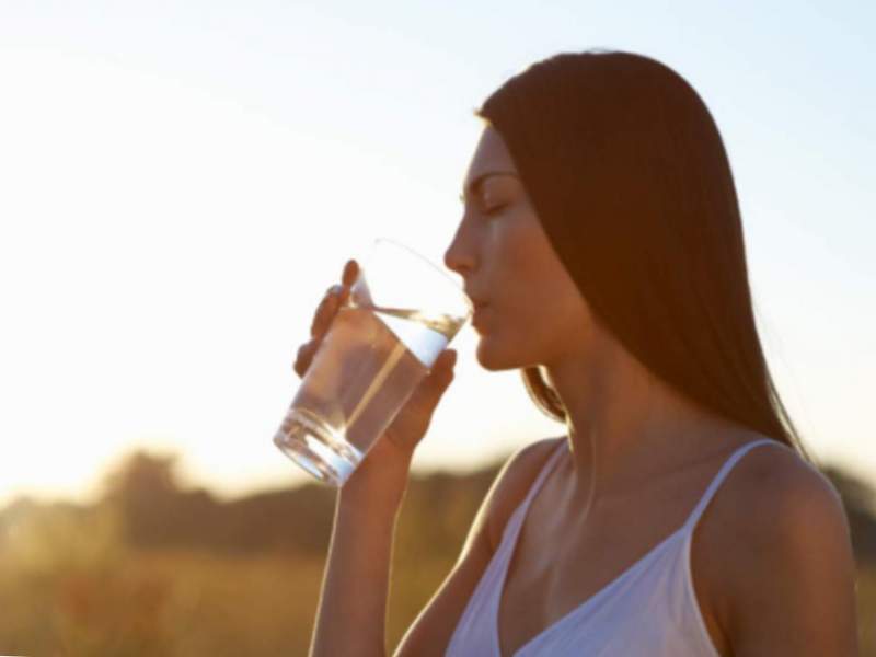 com beure aigua per baixar de pes