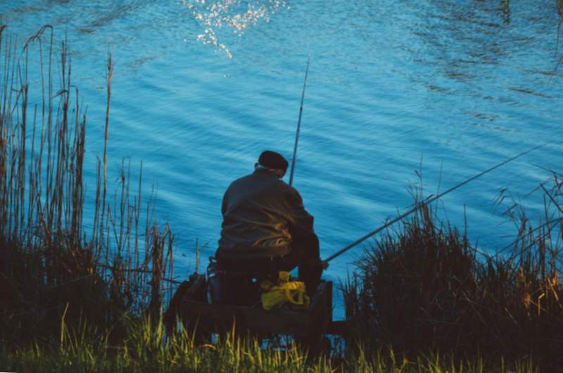 Un hombre pescando a última hora de la tarde.