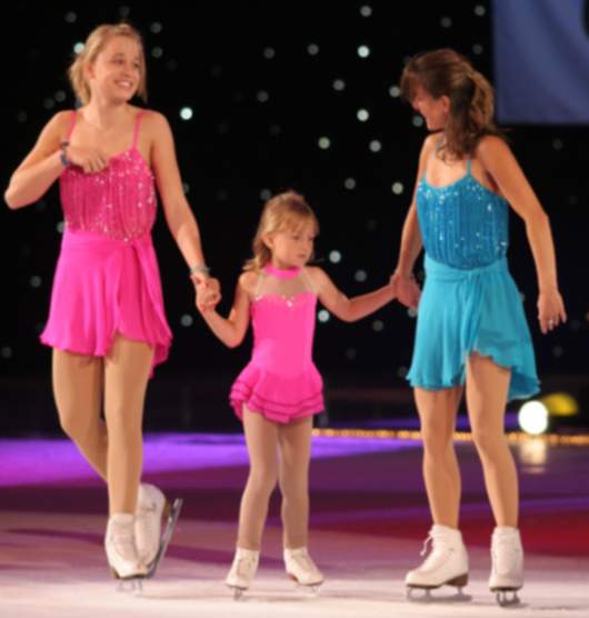 Katerina Gordeeva sobre hielo con sus hijas, 2007