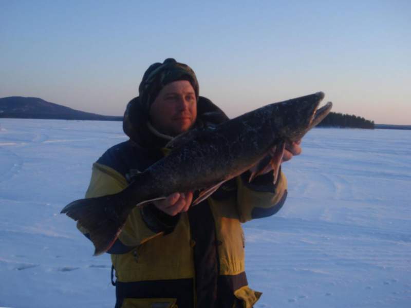 pesca de invierno en la región de Ivanovo