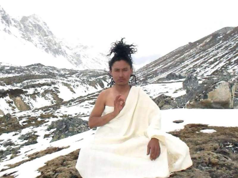 Tibet meditando