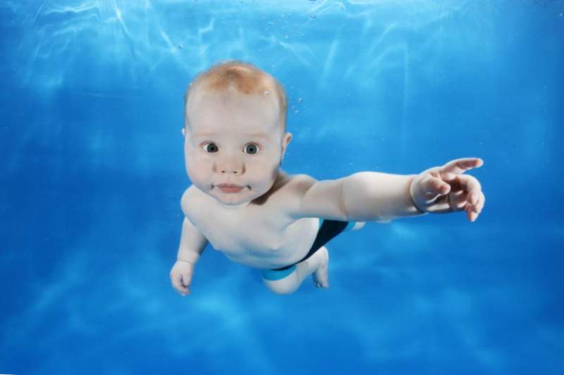 Niños en edad preescolar nadando