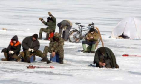 Pesca de invierno en la manga Nikolsky.