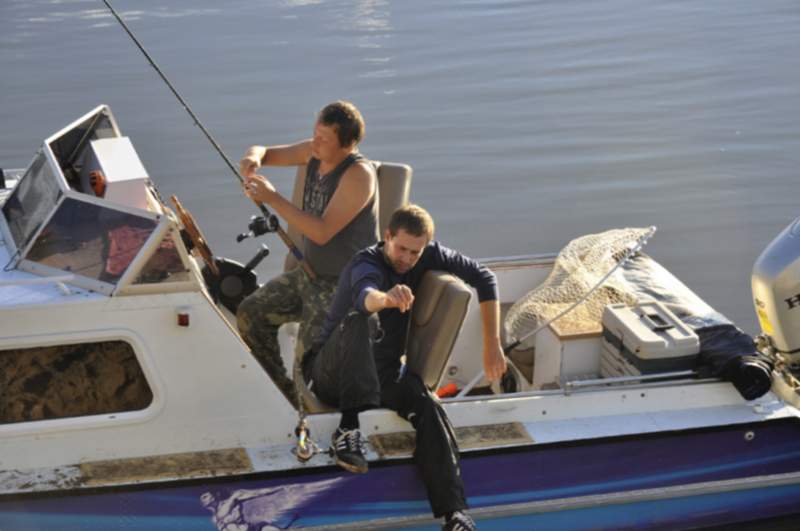 Pesca con un barco en el lago Terekhovo.