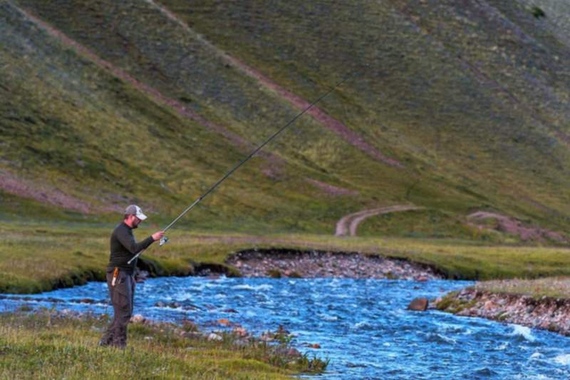Un home que pesca al riu Esil