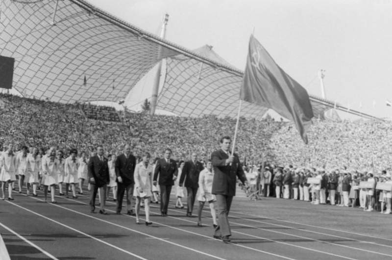 Nikolai Balboshin con bandera de la URSS