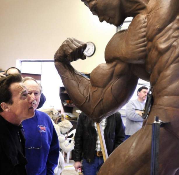 Arnold Schwarzenegger alçada i pes