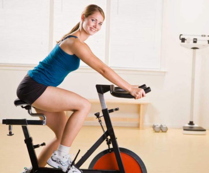 Beneficis de les bicicletes d'exercici i danys per a les revisions de les dones