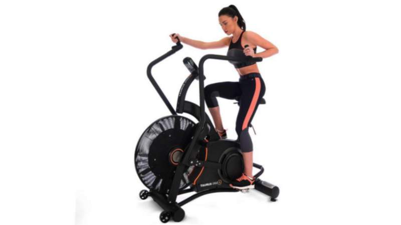 l’ús d’una bici d’exercici per a dones per baixar de pes