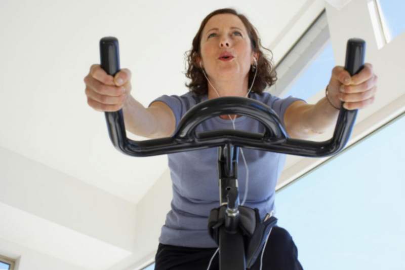 Beneficis per a bicicletes d'exercici per a revisions sobre dones