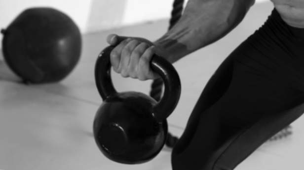 entrenamiento circular con pesas rusas para todos los grupos musculares