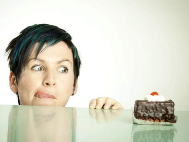 mujer quiere comer un pastel