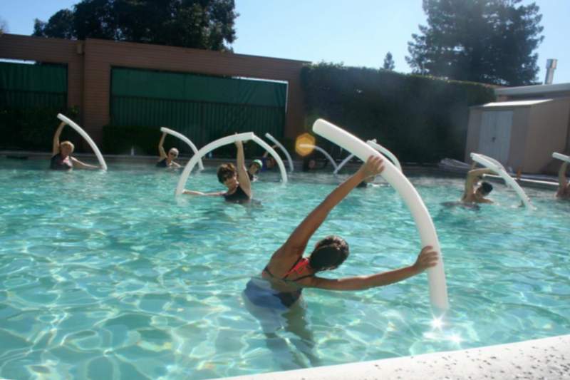 els avantatges de nedar a la piscina per als homes