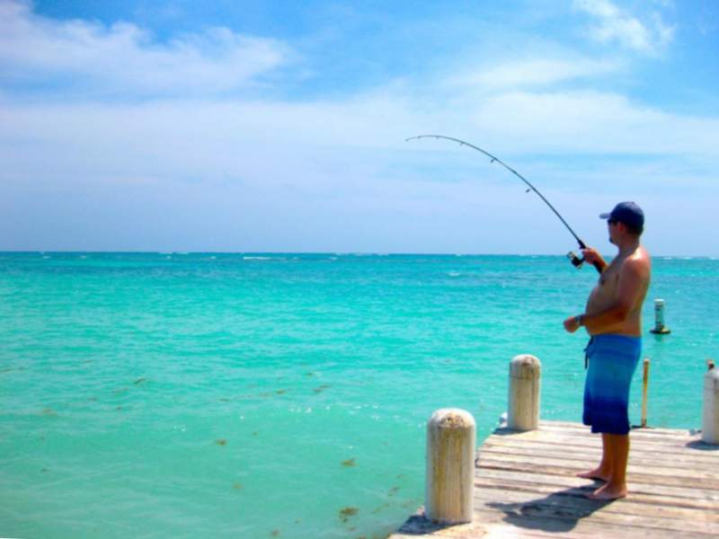 pescando en la República Dominicana desde la costa