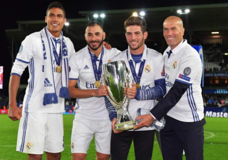 Luca Zidane en companyia de jugadors i pare reals