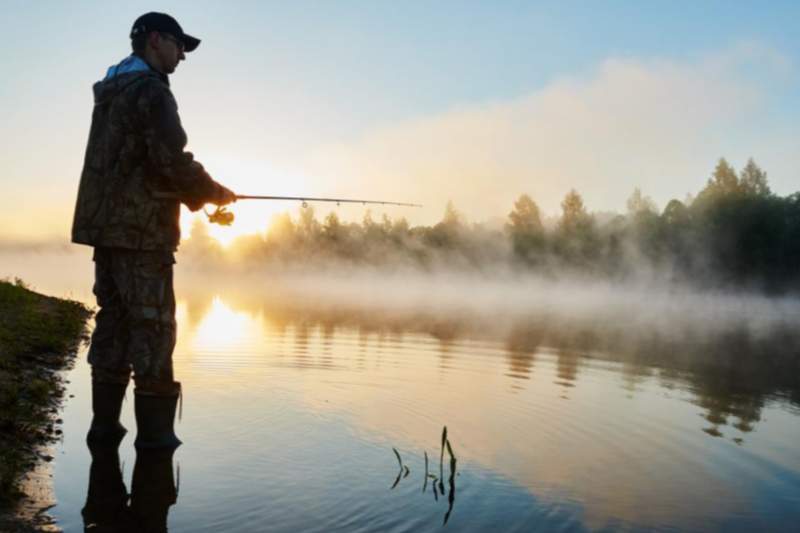 Pesca al llac a primera hora del matí.