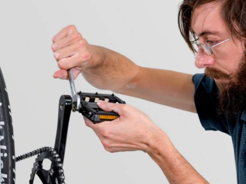 Cum se înlocuiesc pedalele pe o bicicletă