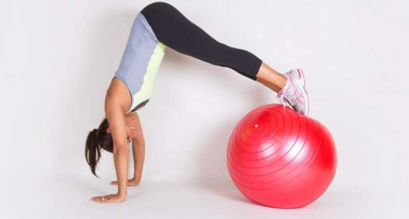 exercicis amb una bola gran per l’esquena