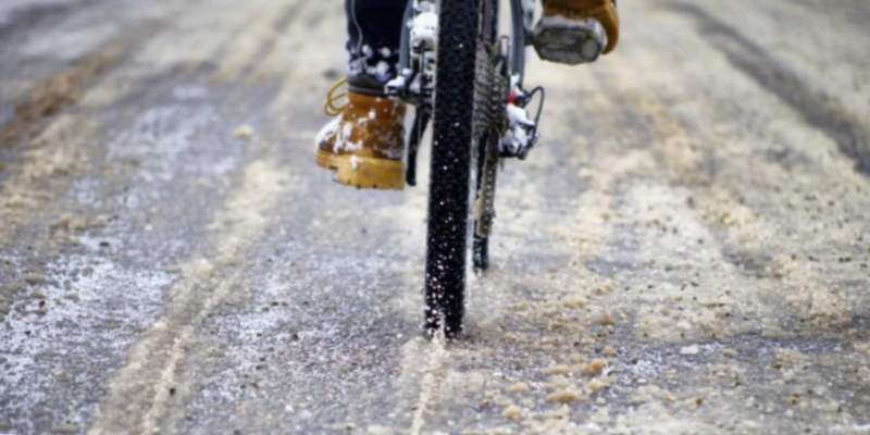 Un ciclista cabalga sobre hielo.