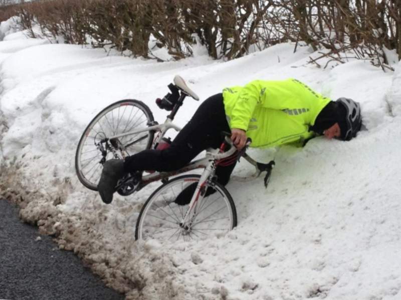 Un ciclista cayó en la nieve.